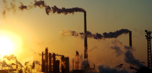 ARCHIV - Rauch steigt aus Schornsteinen einer Chemiefabrik in der nordchinesischen Stadt Tianjin auf (Archivfoto vom 23.12.2008). m Kampf gegen den Klimawandel fordert die Europäische Kommission die Schaffung eines sogenannten Emissionshandelssystems für die industrialisierte Welt. Der Handel mit Verschmutzungsrechten für den Ausstoß von Kohlendioxid (CO2) der EU müsse bis 2015 auf alle 30 Staaten der Organisation für Wirtschaftliche Zusammenarbeit und Entwicklung (OECD) ausgeweitet werden, erklärte die Behörde am Mittwoch (28.01.2009) in Brüssel. Foto: Ryan Tong (zu dpa 0522 vom 28.01.2009) +++(c) dpa - Bildfunk+++