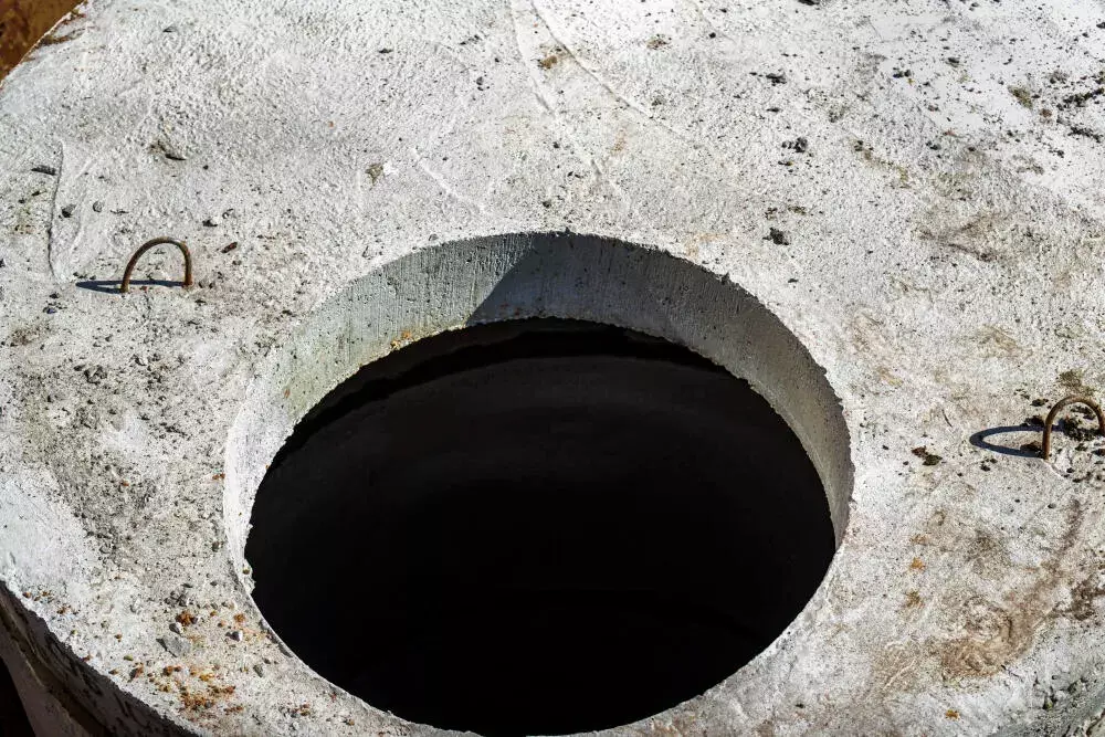 Vantagens de contratar uma empresa que realiza tanto desentupimento quanto limpeza de fossas